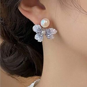 Flower stud earrings A490